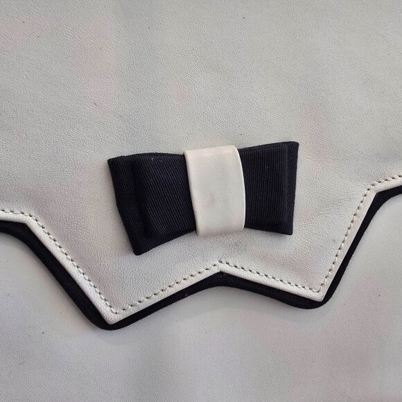 Holt Renfrew - Vintage White & Black Leather Crossbody Purse with Bow Detail​ - Picture 2 of 15